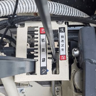 【機(jī)型介紹】“智”繪綠野！變量施肥、精準(zhǔn)插秧<strong></p>
<p>插秧機(jī)
</strong>，沃得驍龍插秧機(jī)盡顯“科技范兒”:插秧機(jī)
